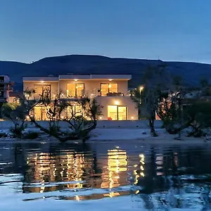 https://infinity-residence.hotels-in-trogir.com