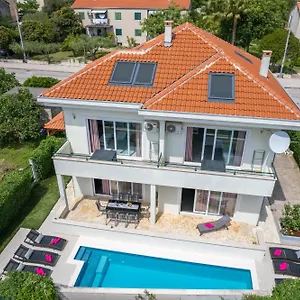 https://apartments-barbara-kastela.hotels-in-trogir.com