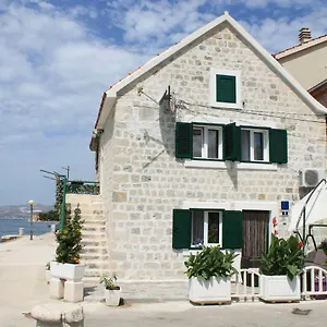 https://holiday-home-old-house-kastela.hotels-in-trogir.com